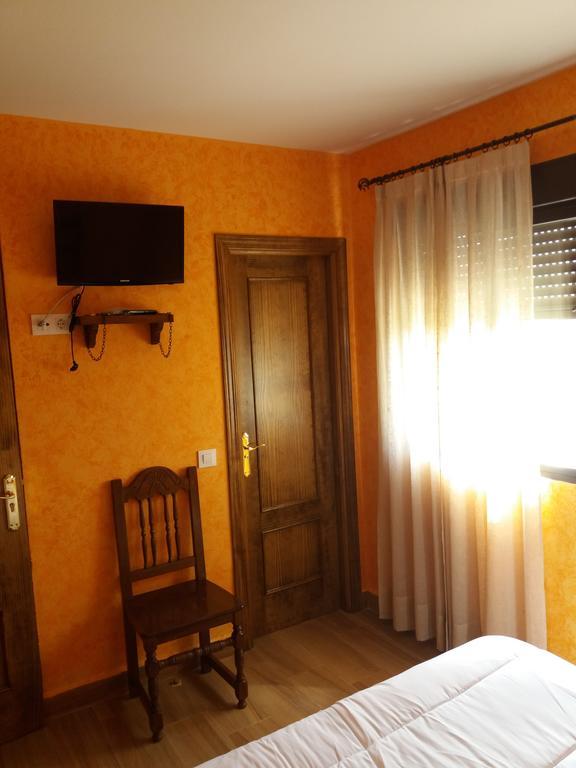 Hotel Hostal La Aldaba Montearagon Exterior foto